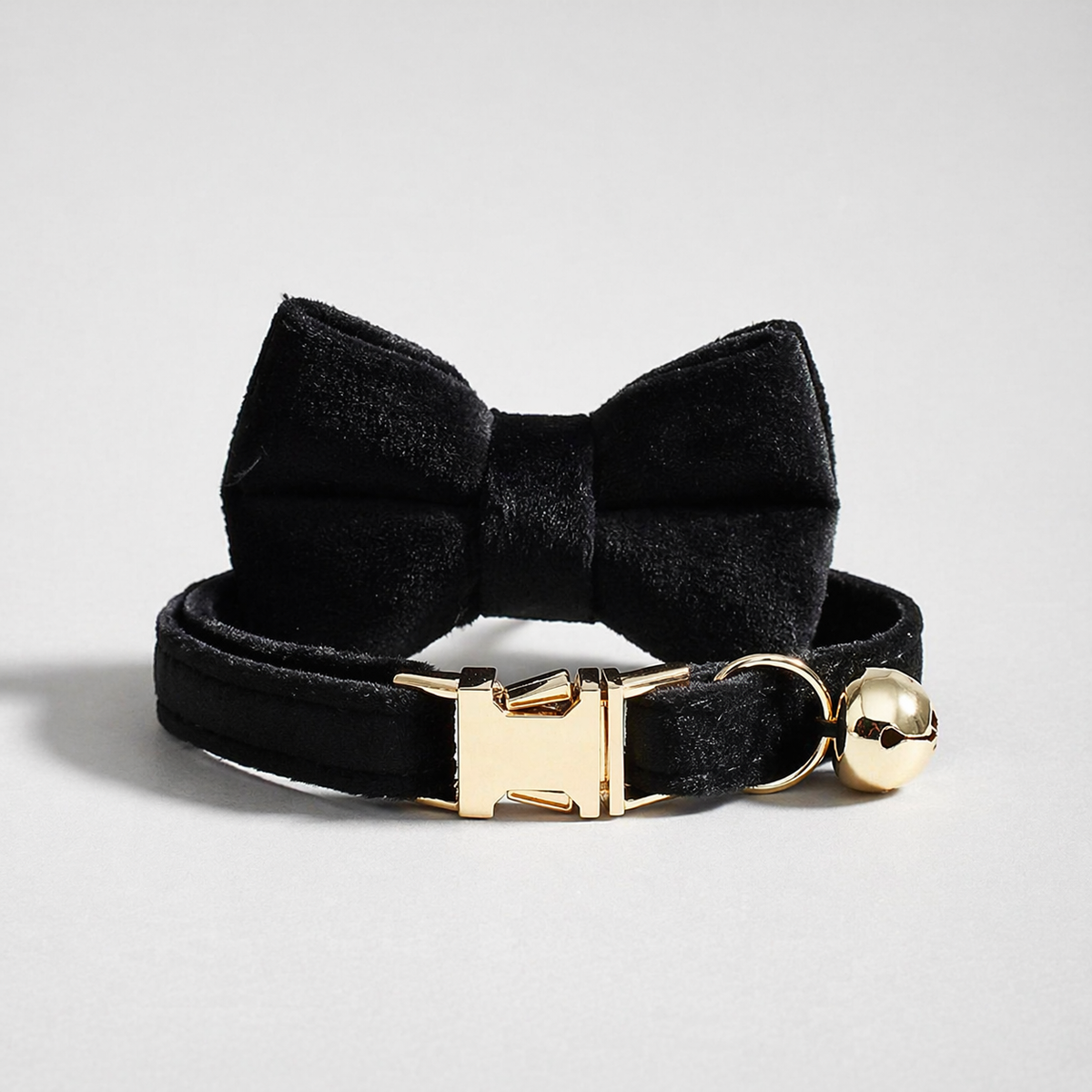 Collier pour chat élégant et ajustable avec nœud papillon.