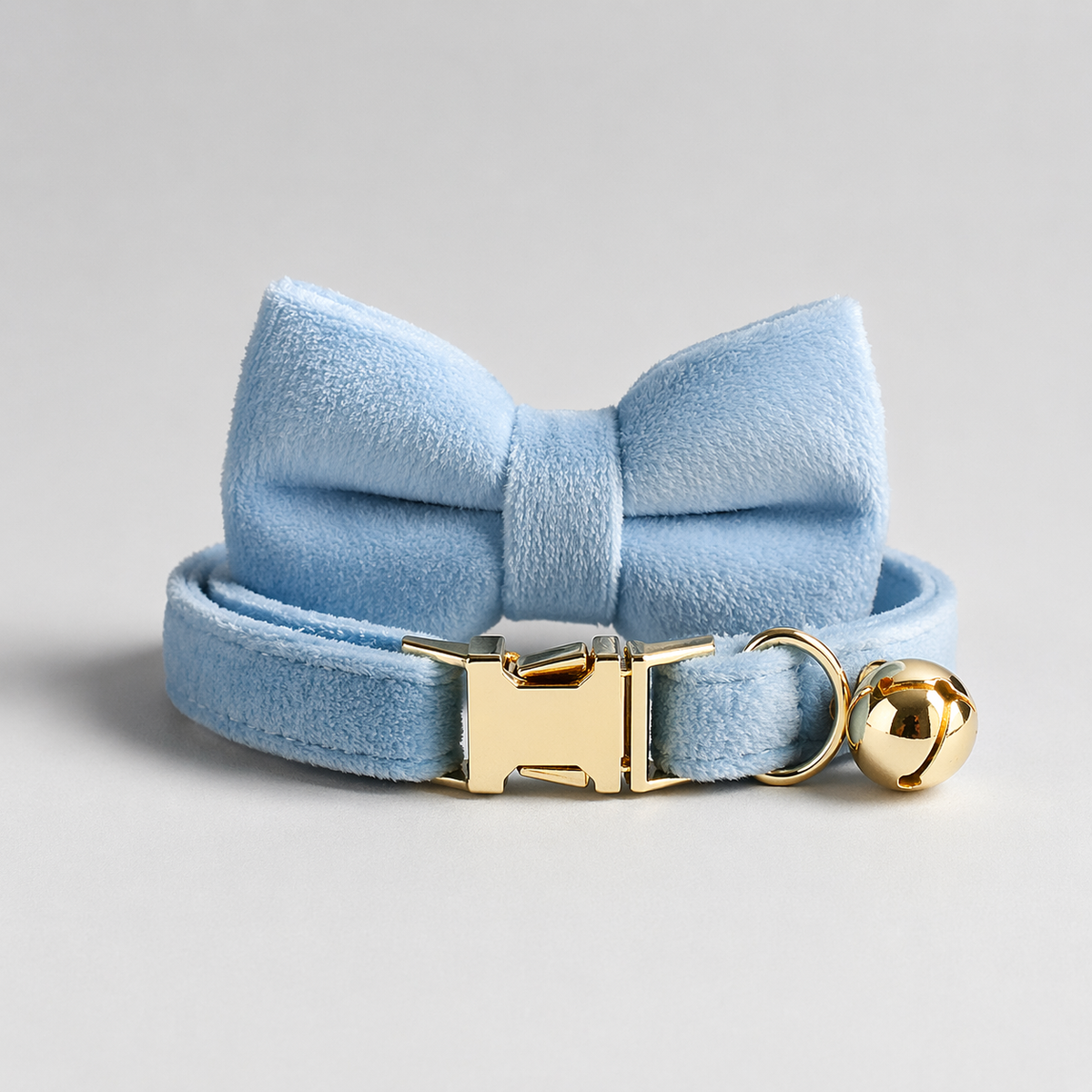 Collier pour chat élégant et ajustable avec nœud papillon.