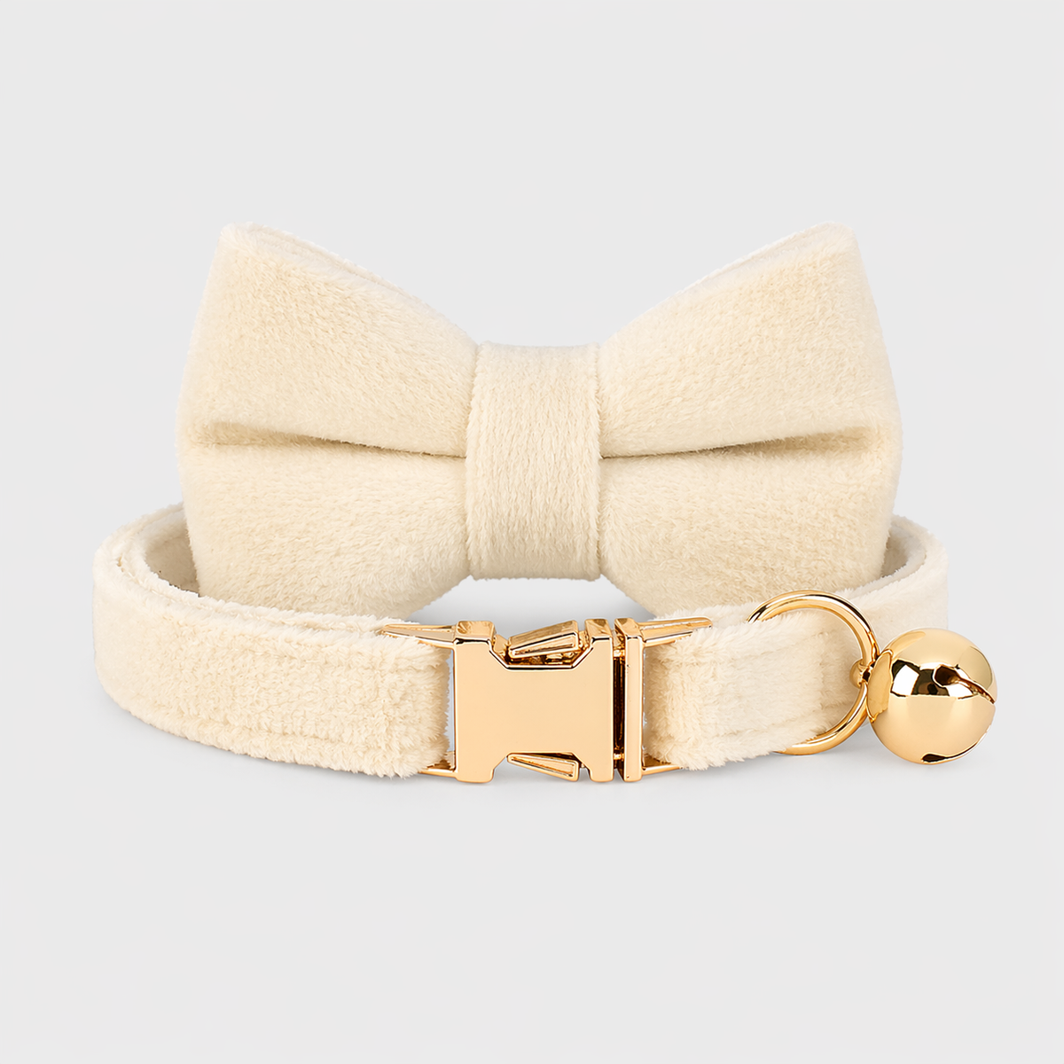 Collier pour chat élégant et ajustable avec nœud papillon.