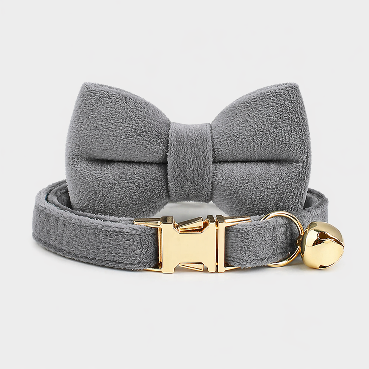 Collier pour chat élégant et ajustable avec nœud papillon.