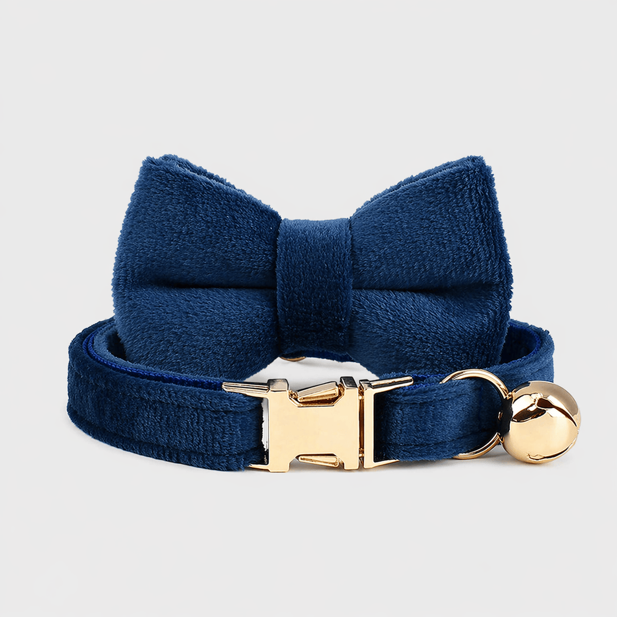 Collier pour chat élégant et ajustable avec nœud papillon.